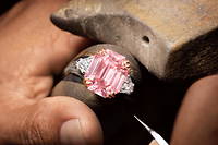 Fabrication de la bague Winston Pink Legacy, sertie d’un diamant central rose fancy vivid taille rectangle de 18,96 carats avec 2 diamants latéraux taille shield d’un total de 3,55 carats, le tout monté sur platine et or rose 18 carats.
