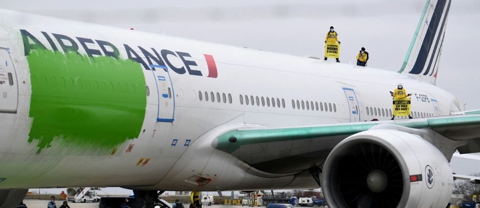 Des militants Greenpeace repeignent en vert un avion a Roissy