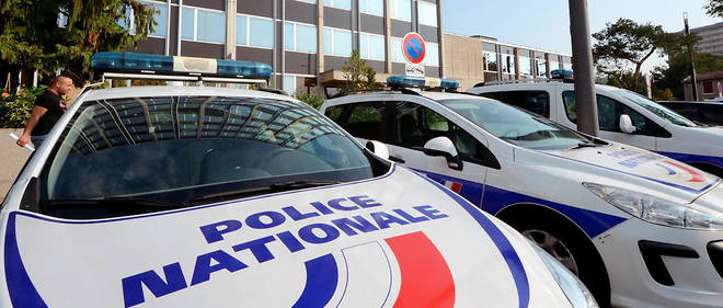 Des vehicules de police sont garees devant le commissariat de Venissieux, le 11 septembre 2012 (Illustration)
