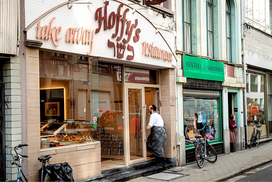 
        La << Jerusalem du Nord >>. Le restaurant-traiteur Hoffy's, Lange Kievitstraat, dans le quartier des diamantaires, a Anvers. La ville accueille l'une des plus grandes communautes juives d'Europe.