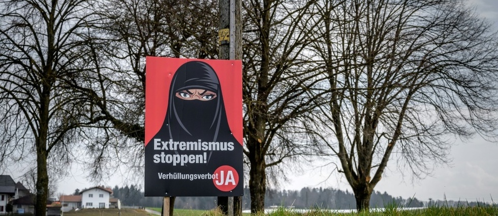 La Suisse adopte l'initiative anti-burqa d'une courte majorite