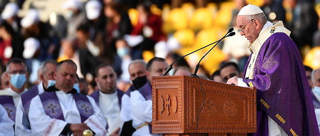 Le pape a commence la messe en latin, chape violette sur le dos et calotte blanche sur le crane devant une assemblee silencieuse et recueillie, au dernier jour de sa visite en Irak, la premiere effectuee par un pape dans ce pays.
