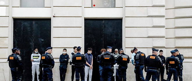 Le 14 juillet 2020, sur les Champs-Elysees, des policiers controlent un groupe de jeunes sans raison apparente. (photo d'illustration)
