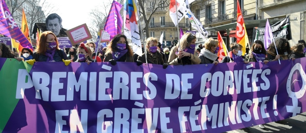 Droits des femmes: des milliers de personnes defilent pour les "premieres de corvees"
