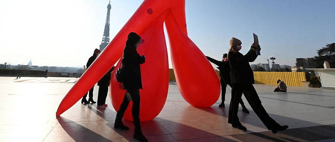 Un clitoris gonflable et geant a ete installe a l'occasion de la Journee de la femme sur le parvis du Trocadero, le lundi 8 mars 2021.
