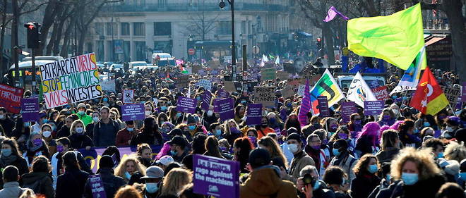 Des milliers de manifestants ont defile dans les rues de Paris pour denoncer les inegalites hommes-femmes.
