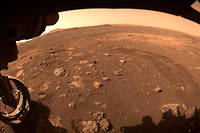 Cette image a été capturée alors que le rover « Perseverance » de la Nasa roulait sur Mars pour la première fois, le 4 mars 2021, dans le cratère nommé Jezero.
 
