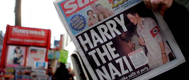 La photo du prince Harry deguise en nazi avait fait la une du tabloid << The Sun >> le 13 janvier 2005.
