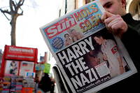 La photo du prince Harry déguisé en nazi avait fait la une du tabloïd « The Sun » le 13 janvier 2005.
