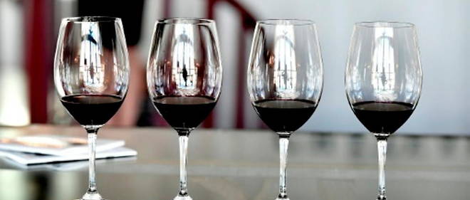 L'agence SoWine devoile son barometre 2021 et decrypte les nouvelles habitudes de consommation de vin et de spiritueux des Francais. 
