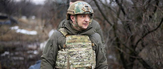 Le president ukrainien Volodymyr Zelensky visite le front dans la region de Donetsk.
