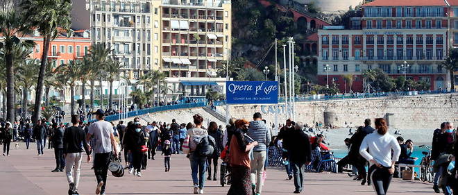 Des badauds sur la promenade des Anglais, a Nice.
