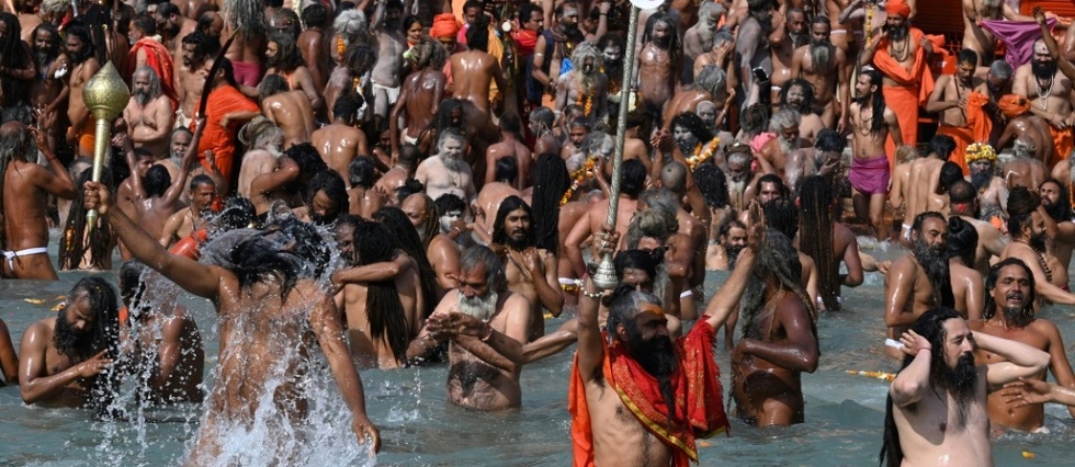 Inde: malgre le Covid-19, des centaines de milliers d'hindous se baignent dans le Gange pour Maha Shivratri