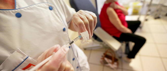 Une infirmiere du service de sante des armees vaccine une patiente a l'hopital d'instruction des armees (HIA) Legouest de Metz, le 7 mars 2021.
