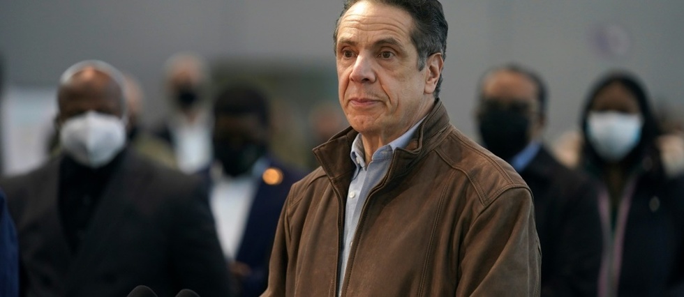 Le gouverneur de New York, accuse de harcelement sexuel, s'accroche a son poste