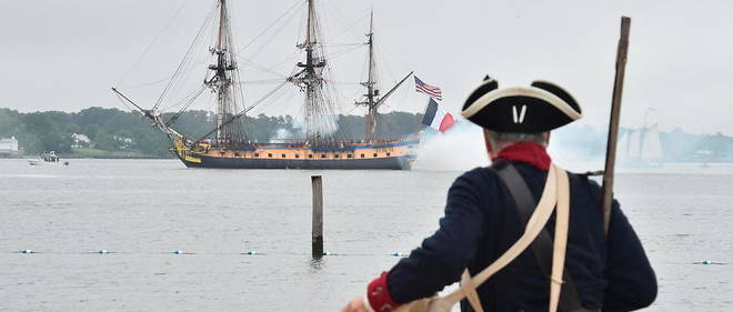 Une replique de la fregate francaise l'<< Hermione >> arrive a Yorktown, theatre d'une bataille decisive de la guerre d'independance americaine au cours de laquelle la France s'etait alliee aux Etats-Unis.
