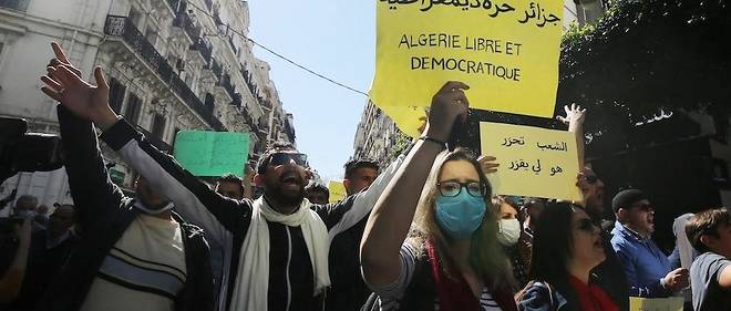 Des milliers de personnes ont manifeste vendredi a Alger, au lendemain de l'annonce d'elections legislatives anticipees le 12 juin, rejetees par le mouvement de contestation antiregime du hirak.
