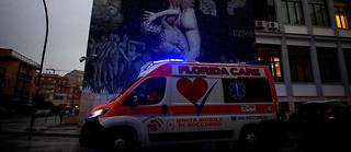 À Naples, les ambulanciers sont régulièrement pris à partie, par la mafia mais aussi par des proches de malades.
