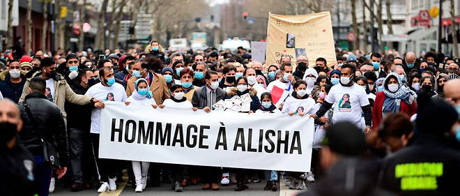 De nombreux adolescents ont participe a la marche blanche pour Alisha.

