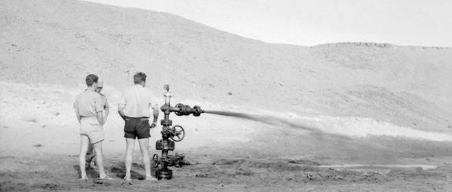 Mars 1957, dans le Sahara algerien, petrole jaillissant des installations d'Edjeleh. 
