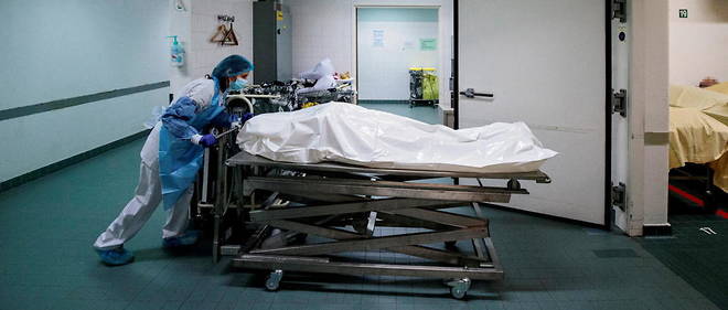 Un patient mort du Covid a l'hopital Bichat, a Paris, conduit a la morgue, le 29 janvier 2021.  
