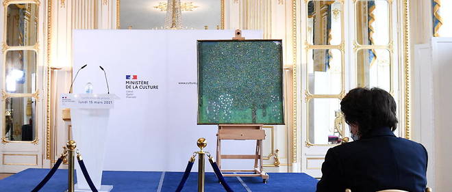 La ministre de la Culture Roselyne Bachelot devant << Rosiers sous les arbres >> de Gustav Klimt.  
