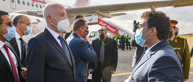 Le president tunisien Kais Saied (a gauche) recu a son arrivee par le nouveau chef du Conseil presidentiel libyen, Mohammad Menfi (a droite), dans la capitale libyenne Tripoli.
