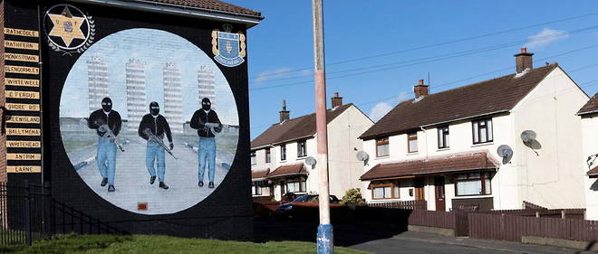 Un mur de Belfast peint a la gloire de paramilitaires unionistes.
