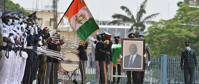 Le chef de l'Etat, Alassane Ouattara, a preside ce mercredi la ceremonie d'hommage de la nation au defunt Premier ministre Hamed Bakayoko.
