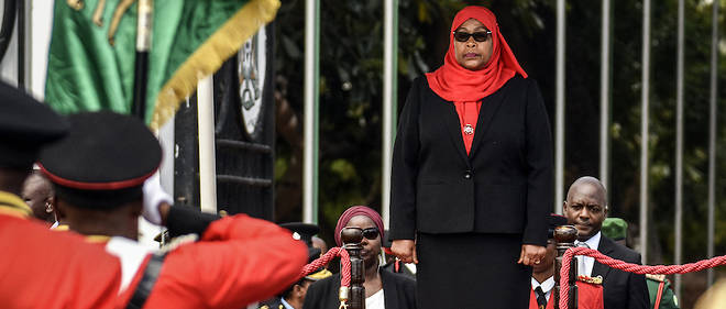 Politicienne chevronnee, musulmane originaire de Zanzibar, la vice-presidente a prete serment au palais presidentiel a Dar es Salaam pour succeder a John Magufuli, decede mercredi.
