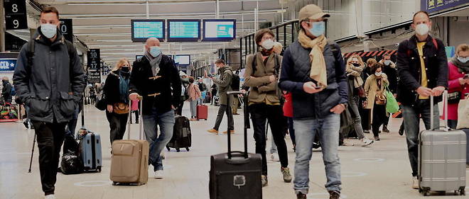 Des usagers a la gare Montparnasse, le 19 mars 2021 a Paris.

