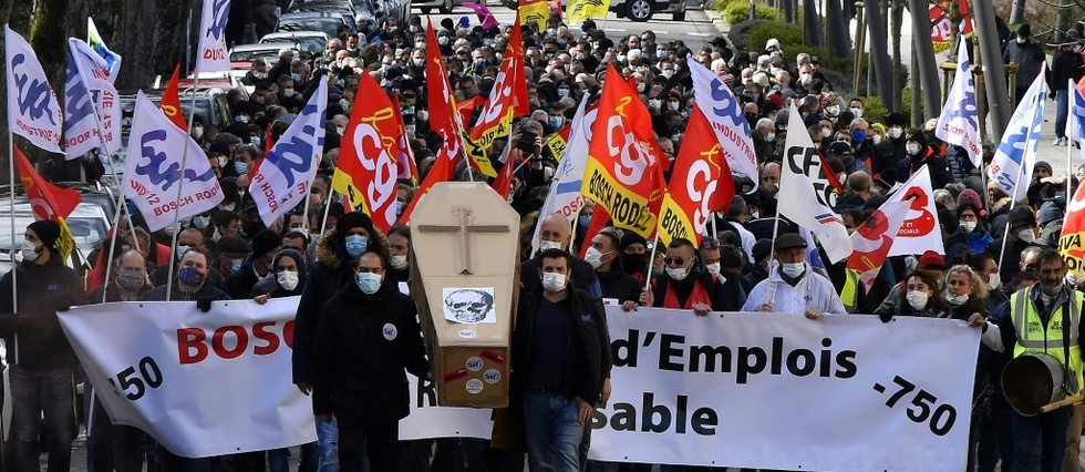 Bosch: plusieurs centaines de manifestants a Rodez, Agnes Pannier-Runacher chahutee