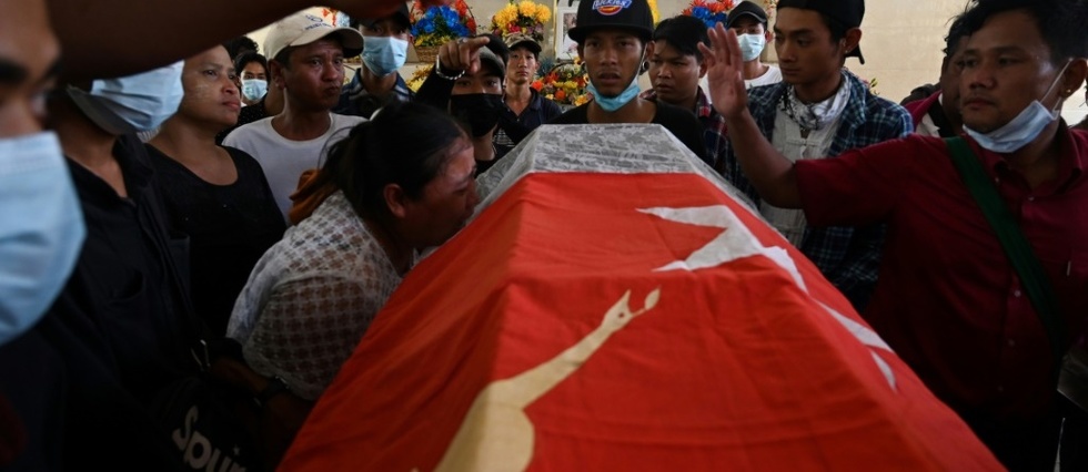 Birmanie : les manifestants defient la junte jour et nuit, pres de 250 civils tues