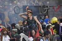 A Marseille, des milliers de personnes font fi des restrictions anti-Covid pour un carnaval