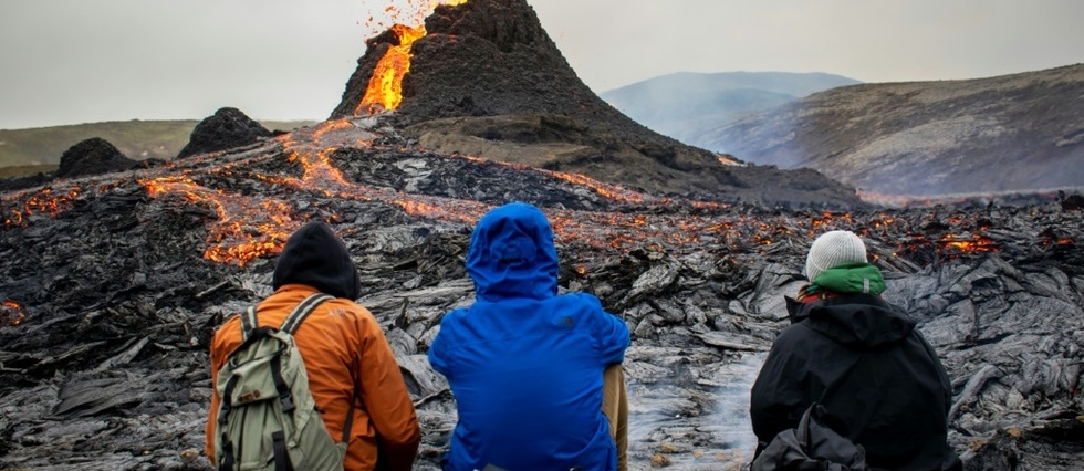 En Islande, l'eruption volcanique devient l'attraction du moment