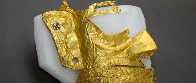 Les archeologues ont pu reconstruire partiellement le masque en or, retrouve sur le site des ruines de Sanxingdui.

