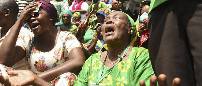 Des femmes pleurent lors des funerailles nationales du president John Magufuli, decede la semaine derniere.
