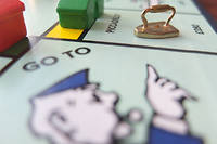            Il se vend chaque année en France près de 500 000 boîtes de « Monopoly », né, selon Hasbro, aux États-Unis dans le sillage de la crise de 1929.
