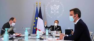 Emmanuel Macron,  Jean Castex et Olivier Véran, lors d'un conseil de défense au palais de l'Élysée.
