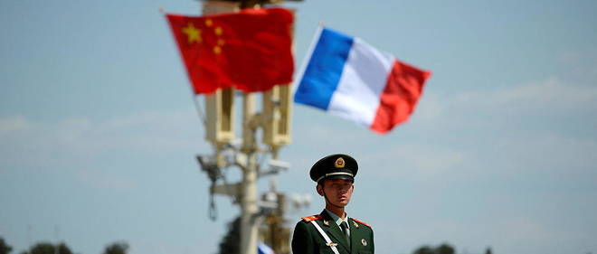 Un soldat monte la garde place Tiananmen a Pekin en 2013 a l'occasion de la visite de Francois Hollande en Chine.
