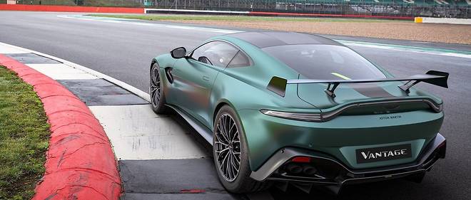 Le kit aerodynamique de l'Aston Martin Vantage F1 Edition est spectaculaire mais apporte un appui de 200 kg a haute vitesse.
