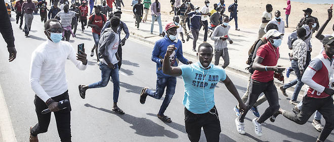 Les Senegalais ont ete nombreux a contester et dans la rue et a travers les reseaux sociaux, ce qui a decuple la portee de leur mobilisation. 
