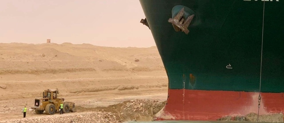 Canal de Suez: un porte-conteneurs echoue, des dizaines de navires retardes
