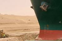 Canal de Suez: un porte-conteneurs &eacute;chou&eacute;, des dizaines de navires retard&eacute;s