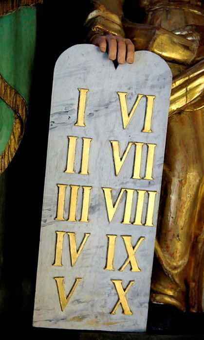 
        Dans le marbre. Les dix commandements en chiffres romains et dores, a l'eglise baroque de Saint-Gervais.