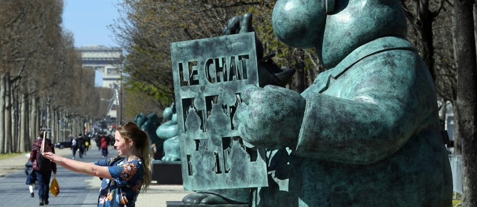 Les chats de Geluck apportent de l'humour sur les Champs Elysees
