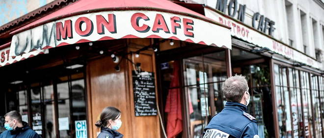 Des policiers devant un restaurant parisien le 3 avril 2021.
