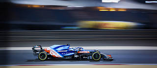 Alonso, deux fois vainqueur à Bahreïn jadis, revient à la F1 sur une ex-Renault passée au bleu Alpine.
