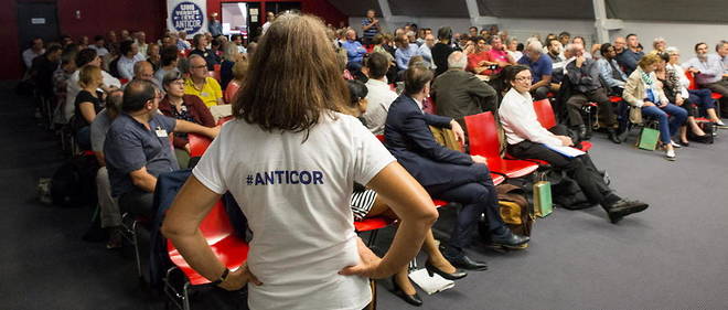 Jean-Christophe Picard et Eric Alt, assis au premier rang, lors de l'assemblee generale d'Anticor a Nantes, en septembre 2019.
