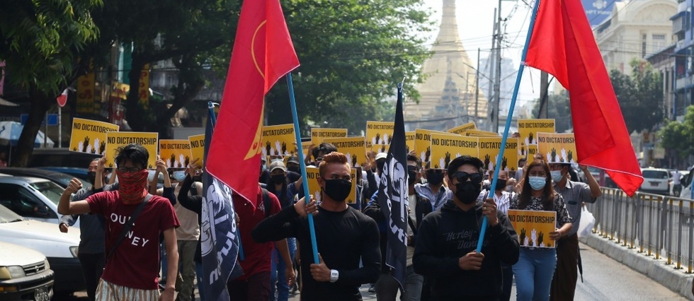Birmanie: "journee des forces armees", demonstration de force des militaires